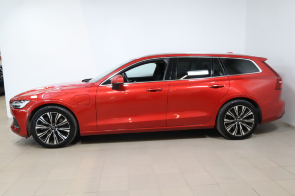 Esittelykuva VOLVO V60 lataushybridiautosta.