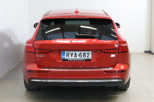 Esittelykuva VOLVO V60 lataushybridiautosta.