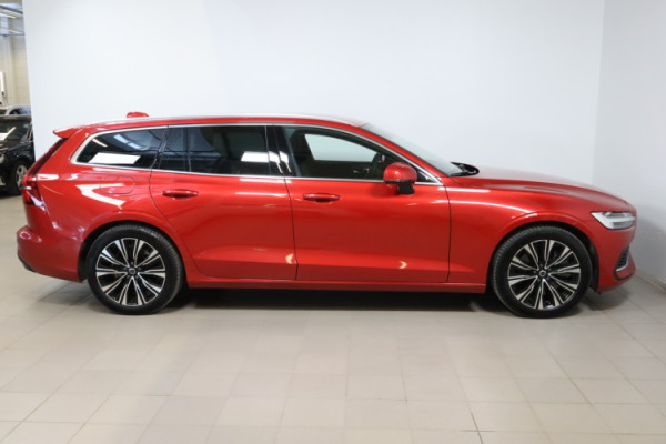Esittelykuva VOLVO V60 lataushybridiautosta.