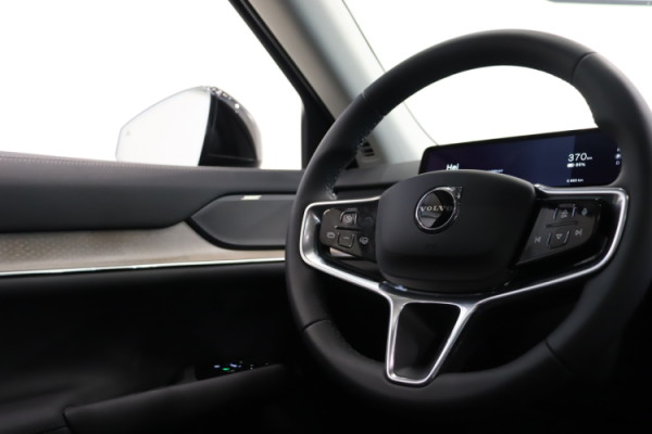 Esittelykuva VOLVO EX90 täyssähköautosta.