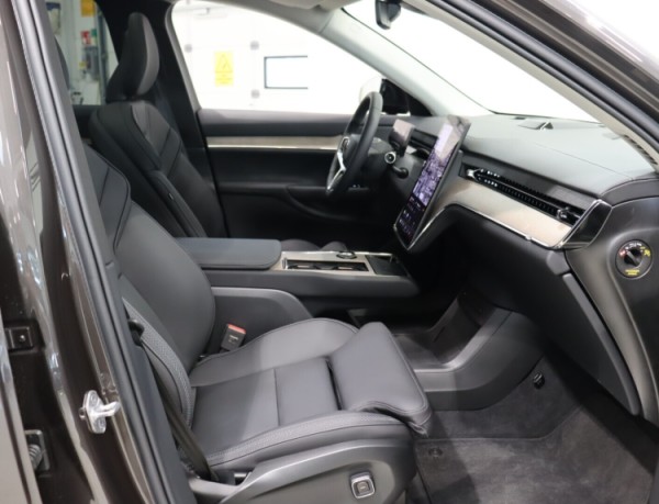 Esittelykuva VOLVO EX90 täyssähköautosta.