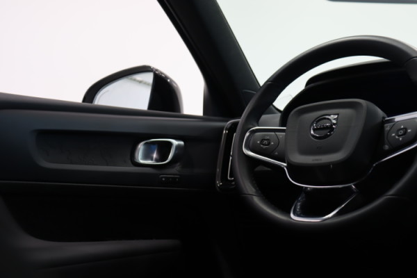Esittelykuva VOLVO XC40 täyssähköautosta.