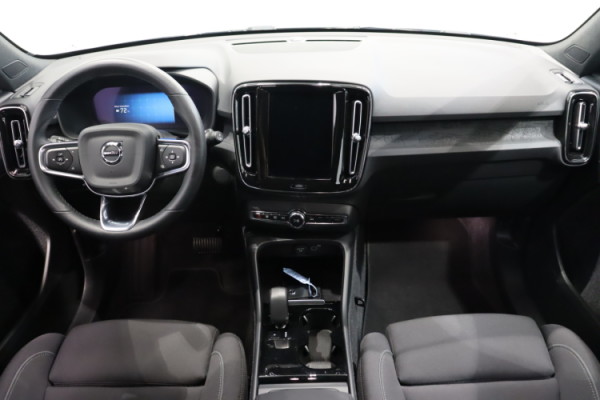 Esittelykuva VOLVO XC40 täyssähköautosta.