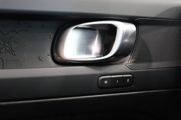 Esittelykuva VOLVO XC40 täyssähköautosta.