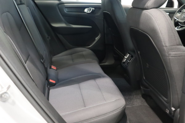 Esittelykuva VOLVO XC40 täyssähköautosta.