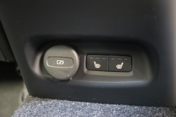 Esittelykuva VOLVO XC40 täyssähköautosta.