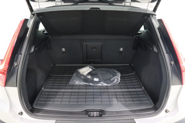 Esittelykuva VOLVO XC40 täyssähköautosta.