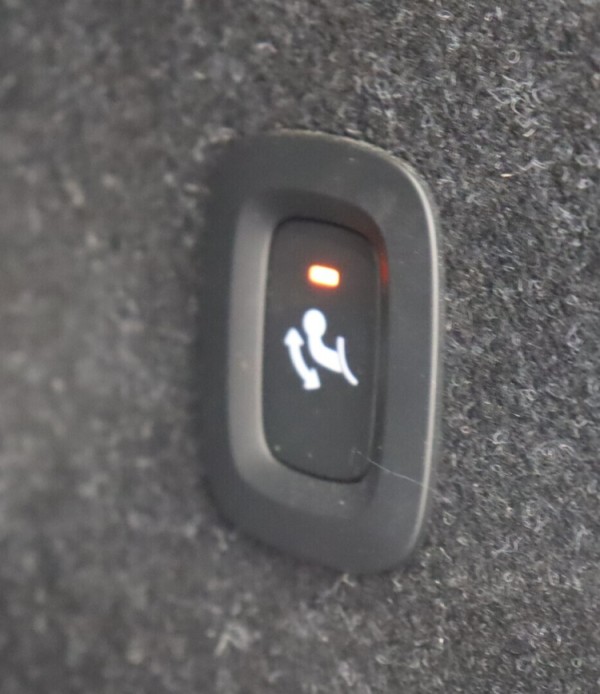 Esittelykuva VOLVO XC40 täyssähköautosta.
