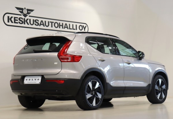 Esittelykuva VOLVO XC40 täyssähköautosta.