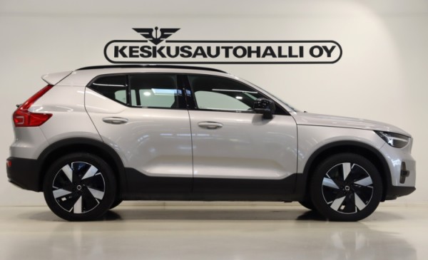 Esittelykuva VOLVO XC40 täyssähköautosta.