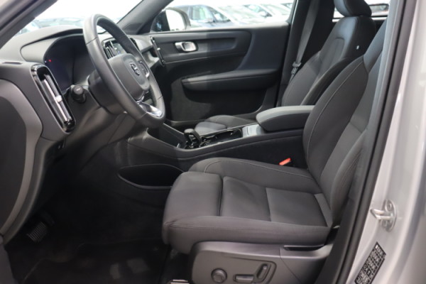 Esittelykuva VOLVO XC40 täyssähköautosta.