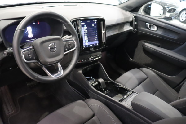 Esittelykuva VOLVO XC40 täyssähköautosta.