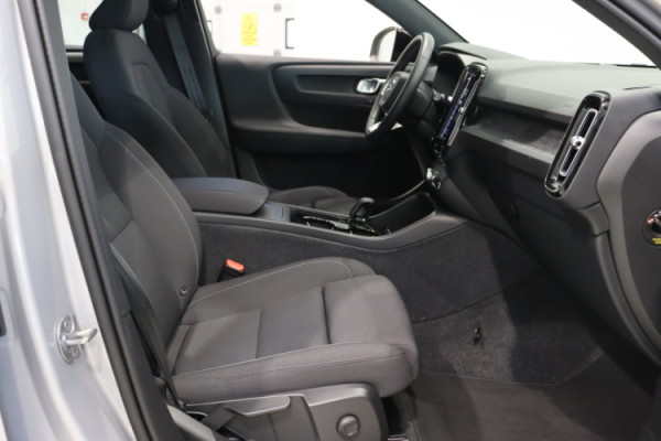 Esittelykuva VOLVO XC40 täyssähköautosta.