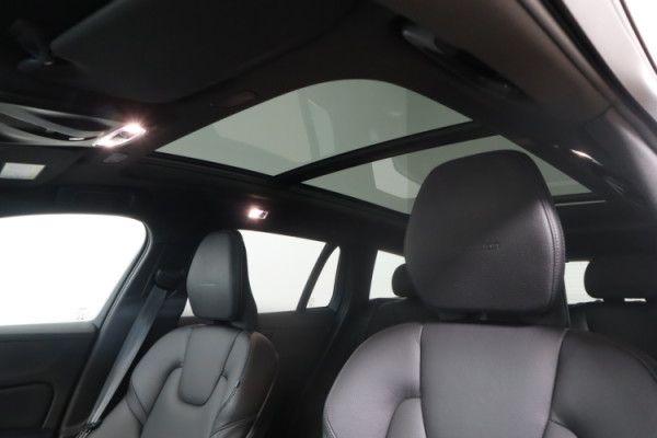 Esittelykuva VOLVO V60 lataushybridiautosta.