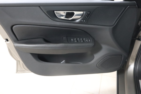 Esittelykuva VOLVO V60 lataushybridiautosta.