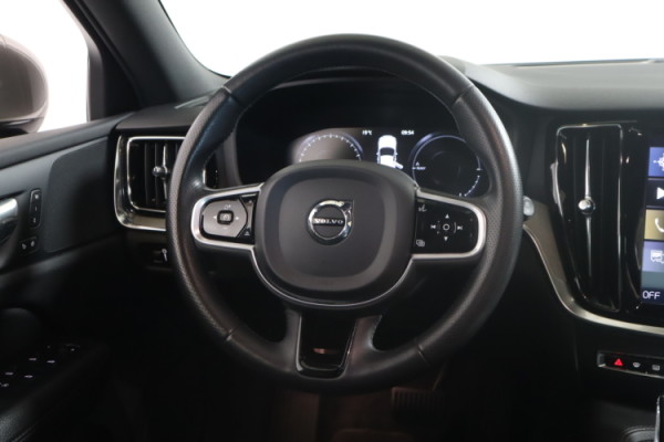 Esittelykuva VOLVO V60 lataushybridiautosta.