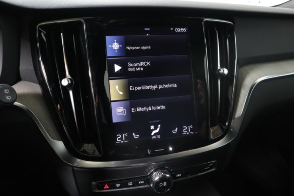 Esittelykuva VOLVO V60 lataushybridiautosta.