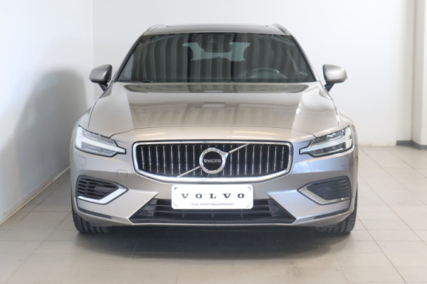 Esittelykuva VOLVO V60 lataushybridiautosta.