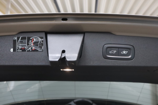 Esittelykuva VOLVO V60 lataushybridiautosta.