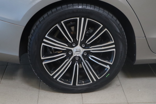 Esittelykuva VOLVO V60 lataushybridiautosta.