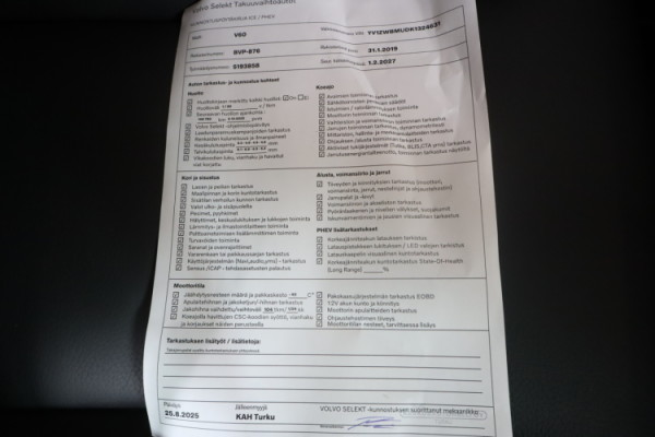 Esittelykuva VOLVO V60 lataushybridiautosta.