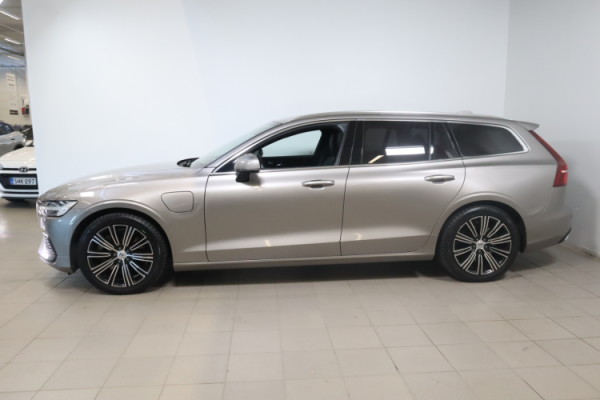 Esittelykuva VOLVO V60 lataushybridiautosta.