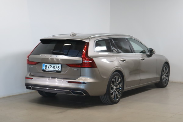 Esittelykuva VOLVO V60 lataushybridiautosta.