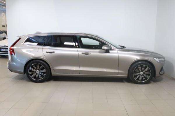 Esittelykuva VOLVO V60 lataushybridiautosta.