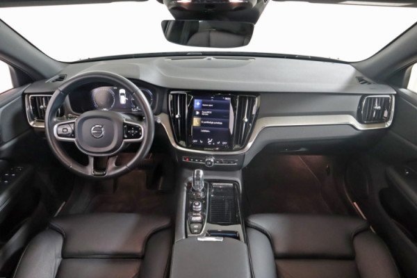 Esittelykuva VOLVO V60 lataushybridiautosta.