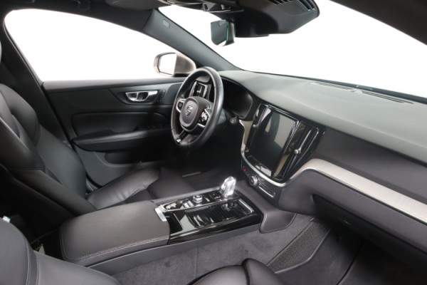 Esittelykuva VOLVO V60 lataushybridiautosta.