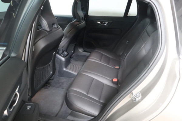Esittelykuva VOLVO V60 lataushybridiautosta.