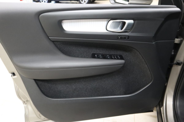 Esittelykuva VOLVO XC40 lataushybridiautosta.