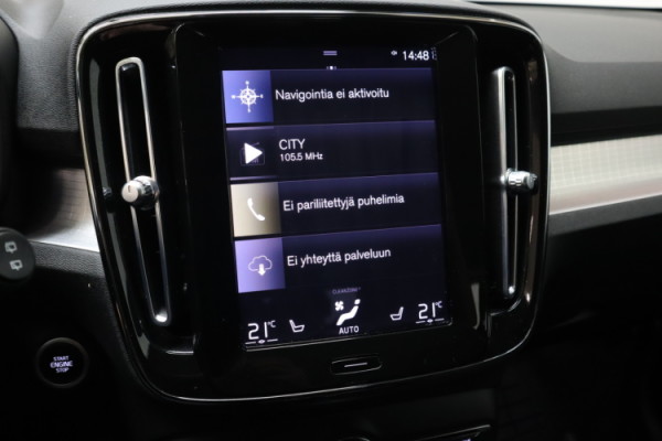 Esittelykuva VOLVO XC40 lataushybridiautosta.