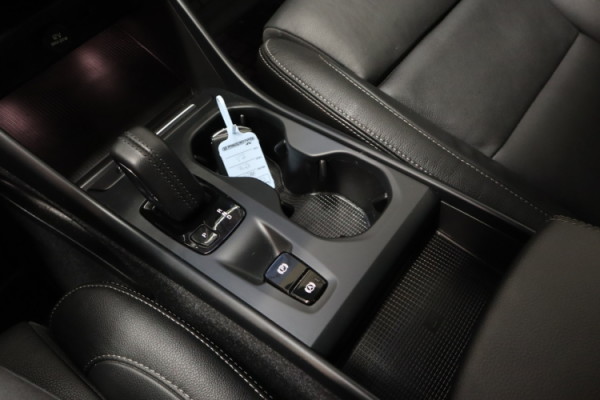 Esittelykuva VOLVO XC40 lataushybridiautosta.
