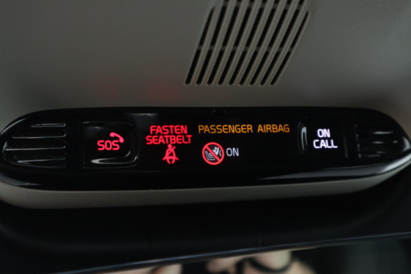 Esittelykuva VOLVO XC40 lataushybridiautosta.