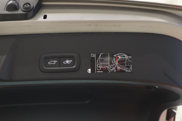 Esittelykuva VOLVO XC40 lataushybridiautosta.
