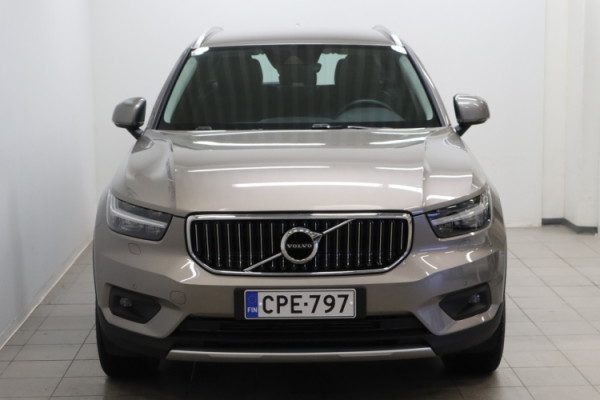 Esittelykuva VOLVO XC40 lataushybridiautosta.