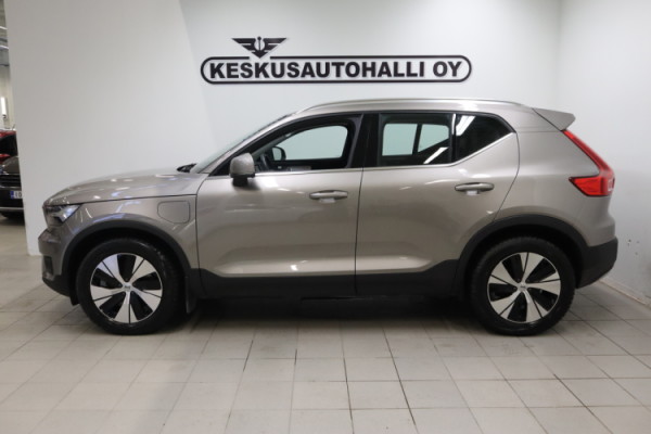 Esittelykuva VOLVO XC40 lataushybridiautosta.