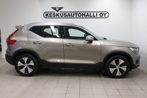 Esittelykuva VOLVO XC40 lataushybridiautosta.