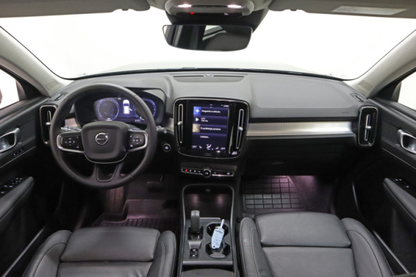 Esittelykuva VOLVO XC40 lataushybridiautosta.