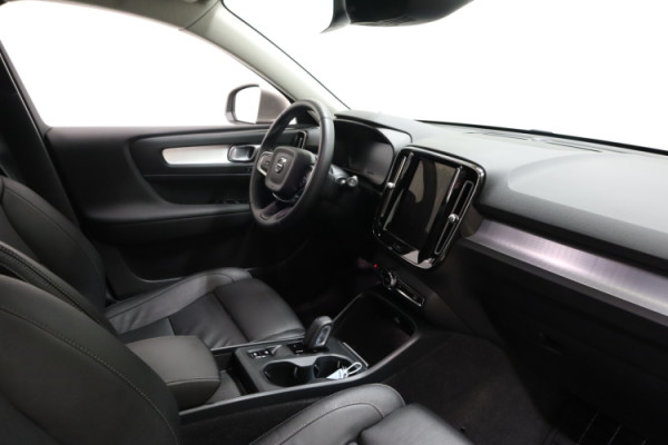 Esittelykuva VOLVO XC40 lataushybridiautosta.