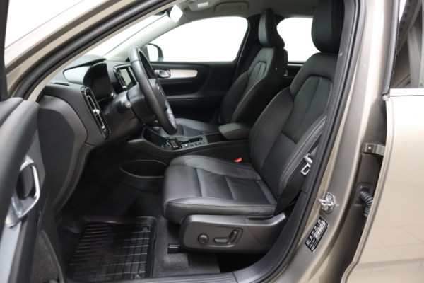 Esittelykuva VOLVO XC40 lataushybridiautosta.