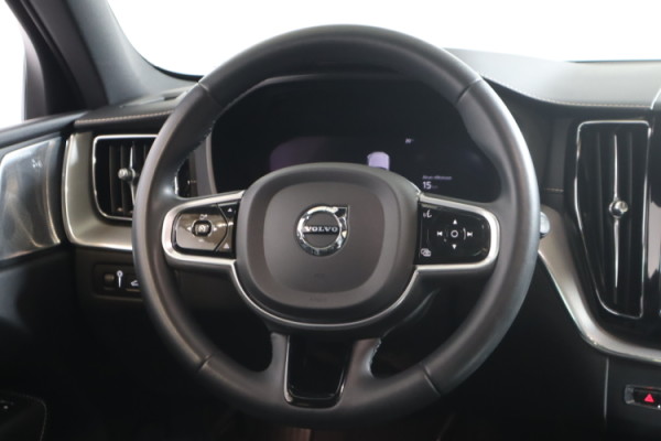 Esittelykuva VOLVO XC60 lataushybridiautosta.