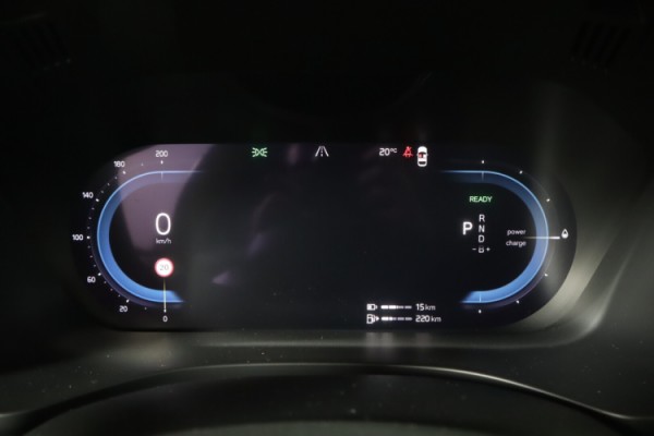 Esittelykuva VOLVO XC60 lataushybridiautosta.