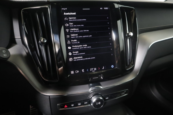 Esittelykuva VOLVO XC60 lataushybridiautosta.
