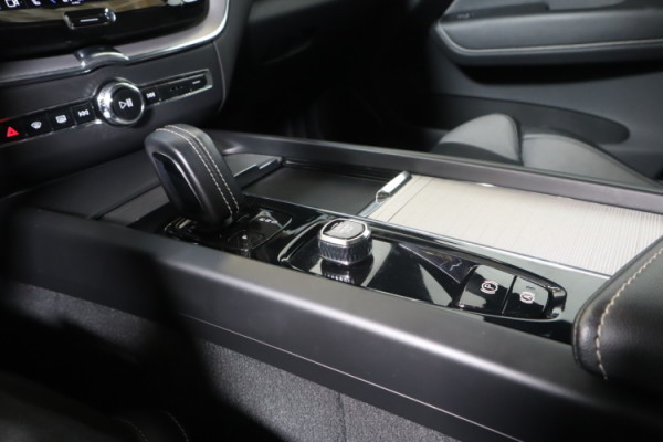 Esittelykuva VOLVO XC60 lataushybridiautosta.