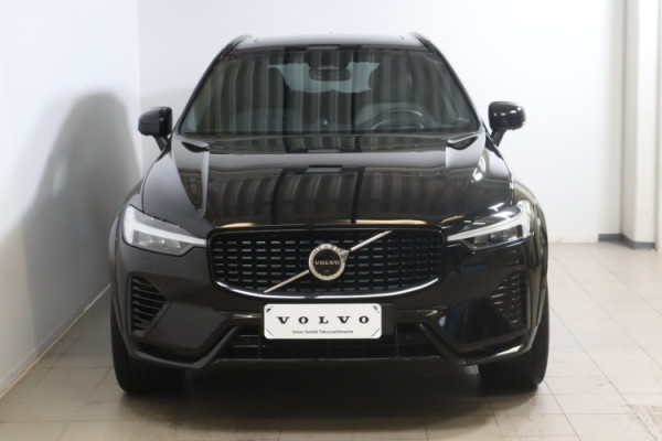 Esittelykuva VOLVO XC60 lataushybridiautosta.