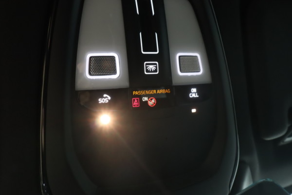 Esittelykuva VOLVO XC60 lataushybridiautosta.