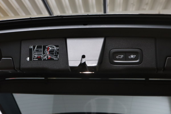 Esittelykuva VOLVO XC60 lataushybridiautosta.