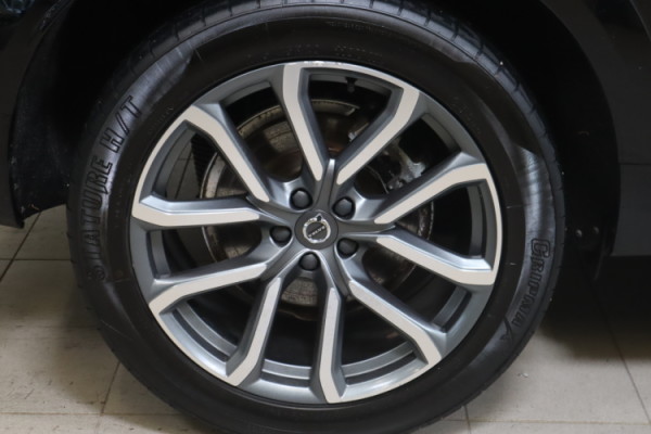 Esittelykuva VOLVO XC60 lataushybridiautosta.
